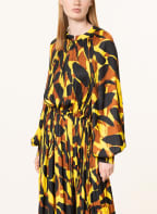 MARC CAIN Satinkleid mit Plissees, Farbe: 436 saffron yellow (Bild 1)