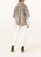 BENEDETTA NOVI Lammfell-Cape SANDRAS mit 3/4-Arm, Farbe: HELLGRAU (Bild 1)