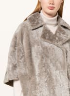 BENEDETTA NOVI Lammfell-Cape SANDRAS mit 3/4-Arm, Farbe: HELLGRAU (Bild 1)