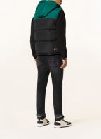 TOMMY JEANS Steppweste ALASKA mit abnehmbarer Kapuze, Farbe: GRÜN/ SCHWARZ (Bild 1)