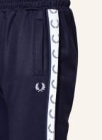FRED PERRY Hose im Jogging-Stil mit Galonstreifen, Farbe: DUNKELBLAU (Bild 1)