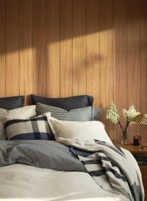 GANT HOME Throw with alpaca , Color: DARK BLUE/ CREAM (Image 1)