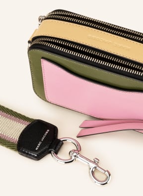 MARC JACOBS Saffiano-Umhängetasche SNAPSHOT, Farbe: OLIV/ ROSA (Bild 1)