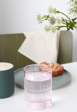 DESIGN LETTERS Trinkglas LOVE, Farbe: ROSA (Bild 1)