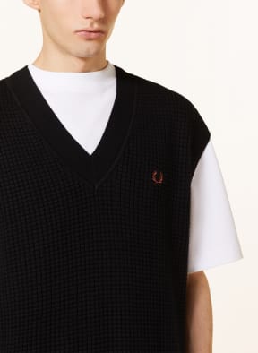 FRED PERRY Sweater vest in black