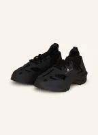 Med tryckt adidas-logga