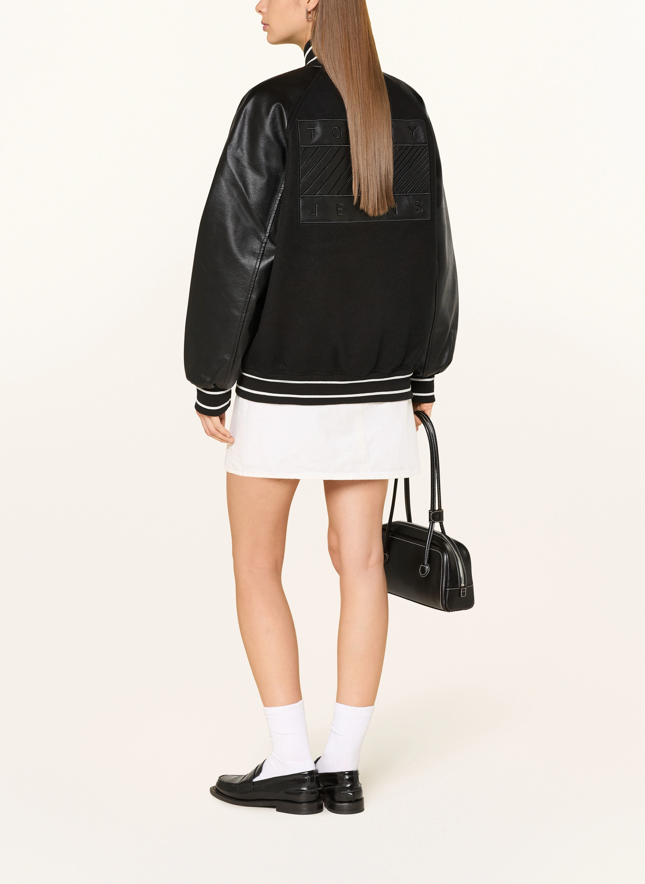 TOMMY JEANS Collegejacka i materialmix: SVART