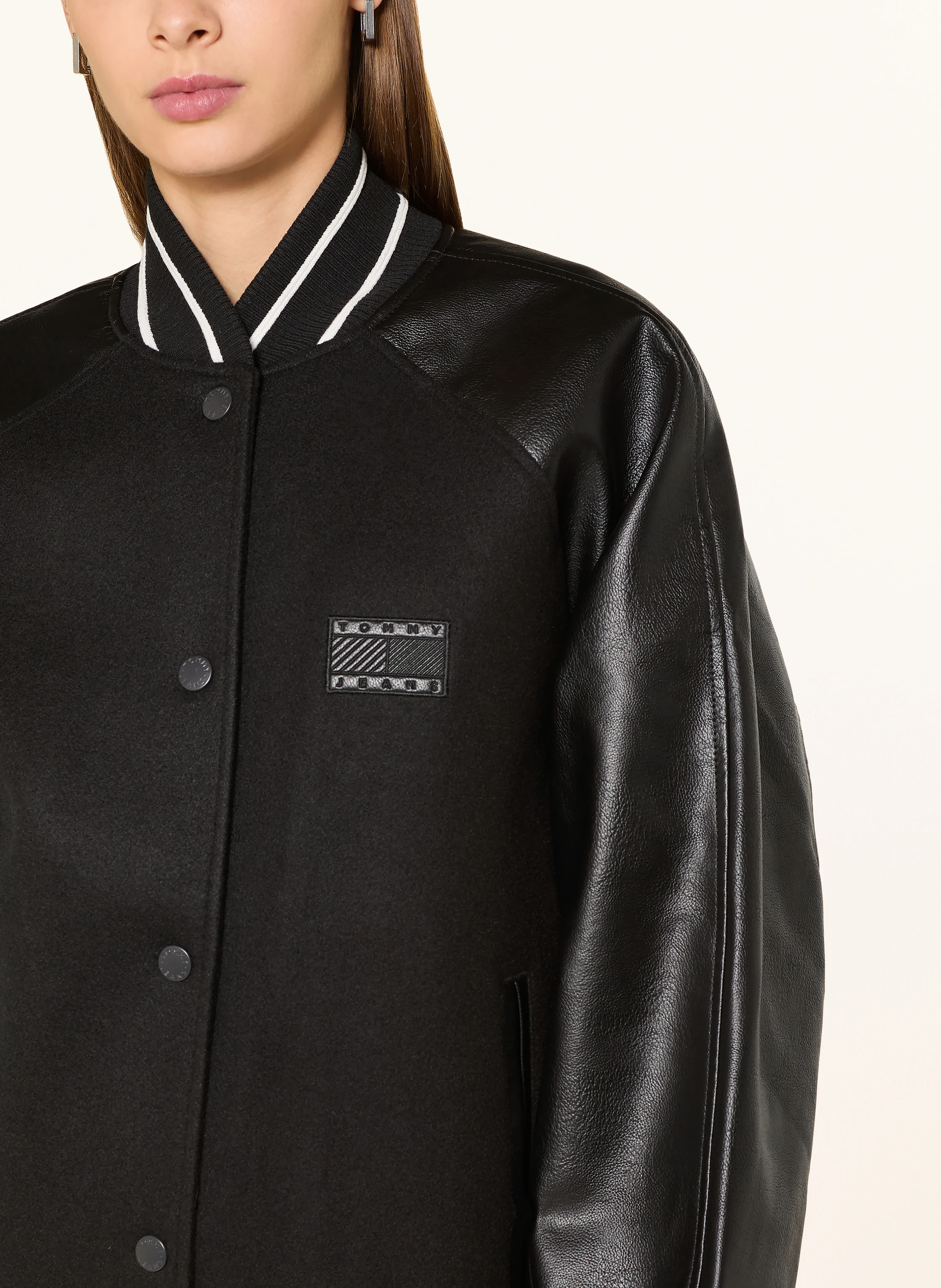TOMMY JEANS Collegejacka i materialmix: SVART