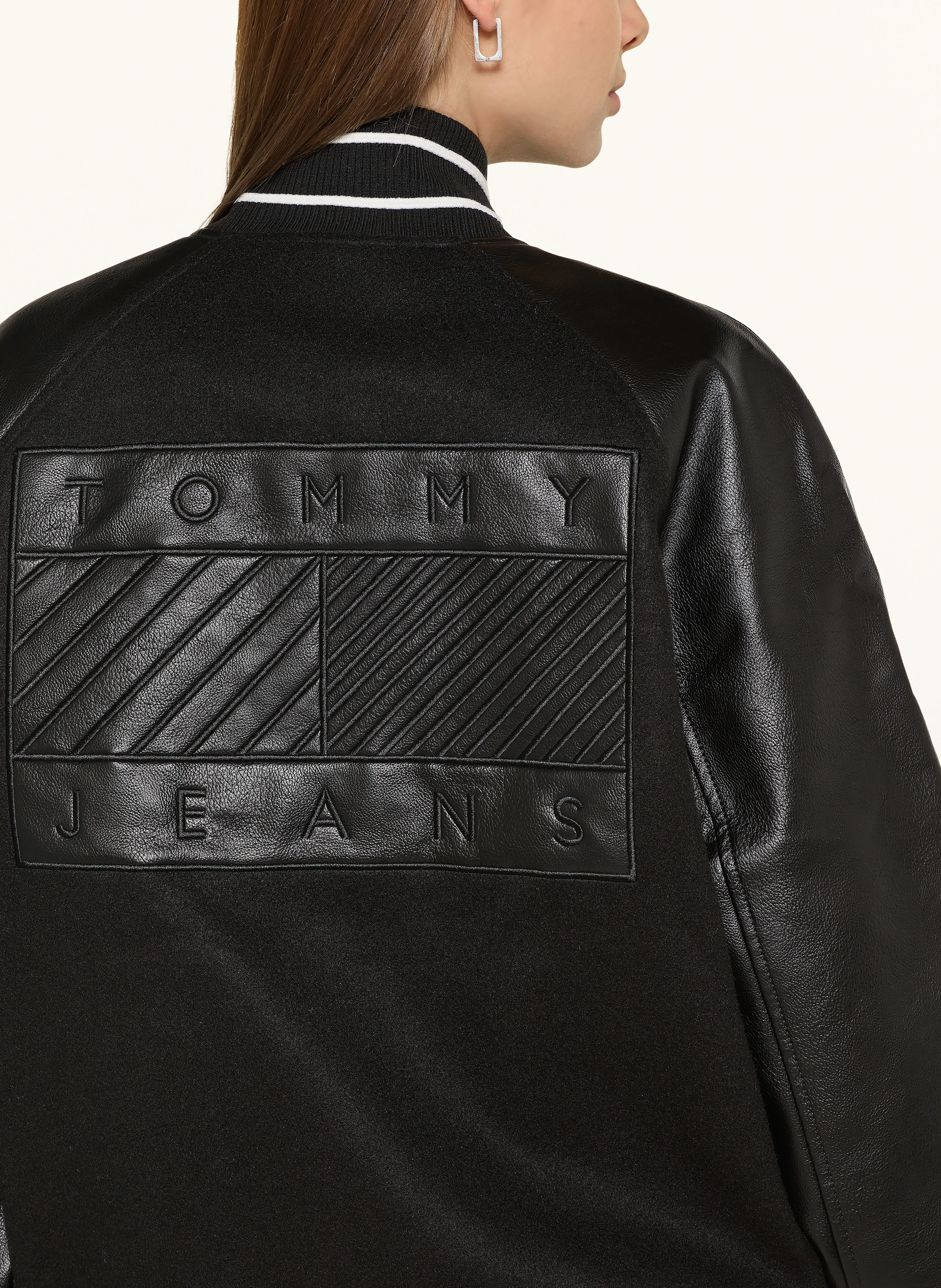 TOMMY JEANS Collegejacka i materialmix: SVART