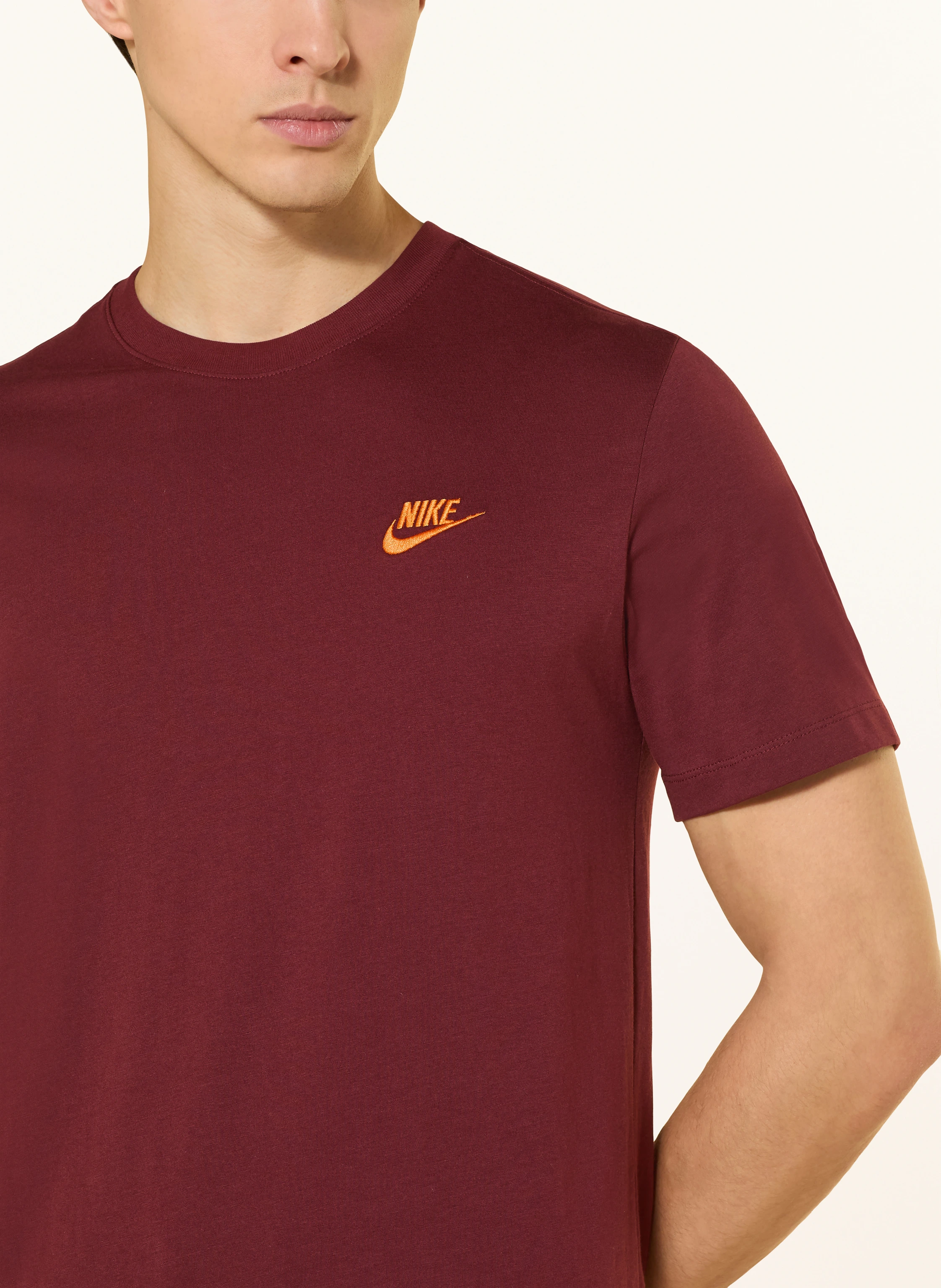 Nike T-shirt SPORTSWEAR CLUB: MØRKERØD