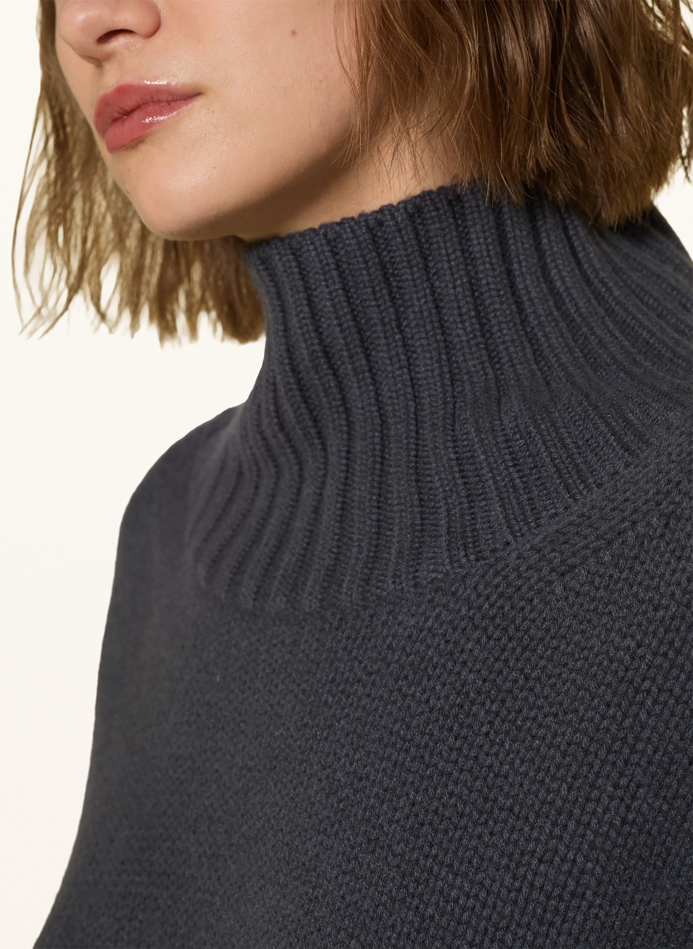 SOFT GOAT Turtleneck sweater in cashmere: DARK GRAY