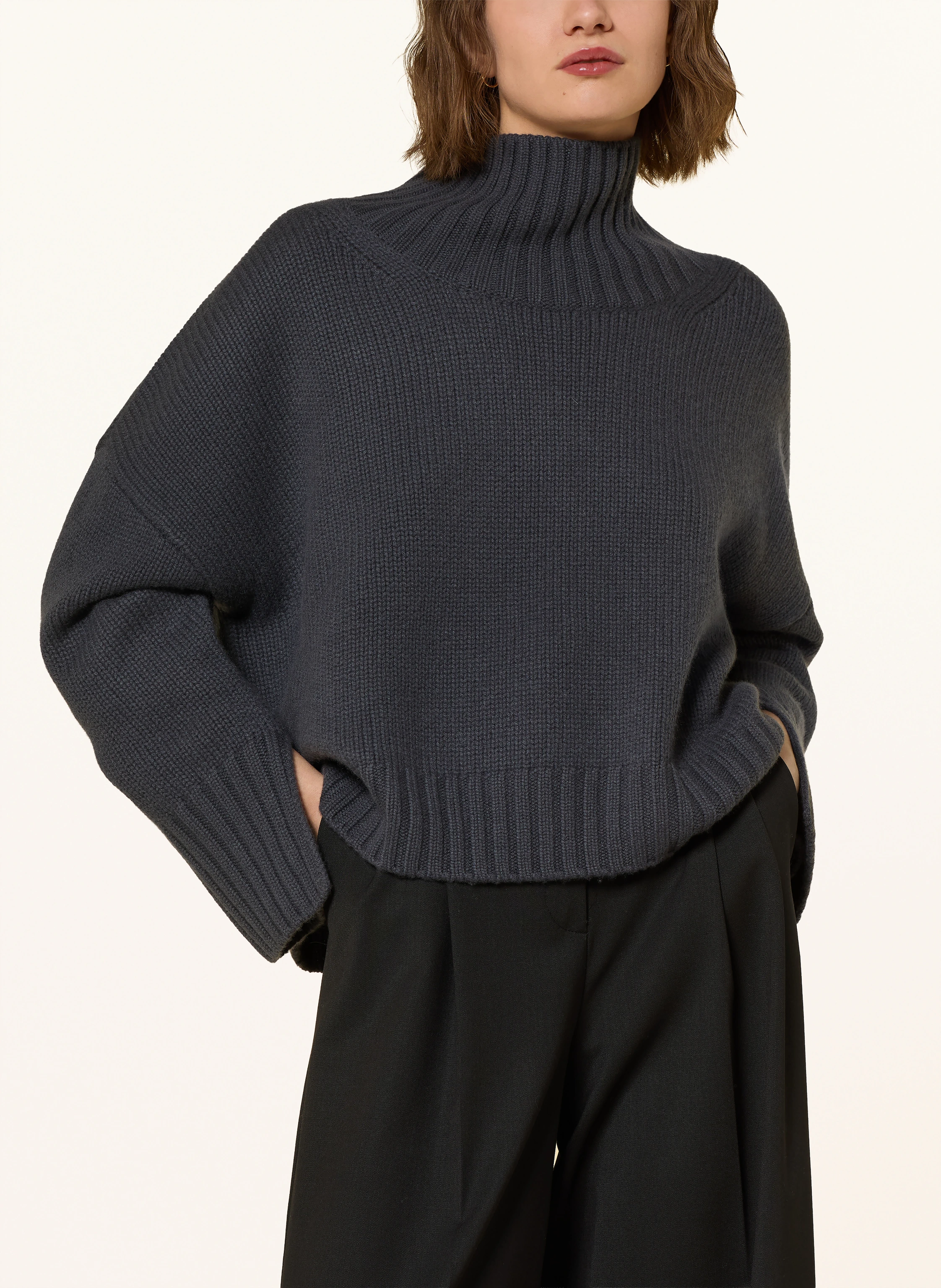 SOFT GOAT Turtleneck sweater in cashmere: DARK GRAY