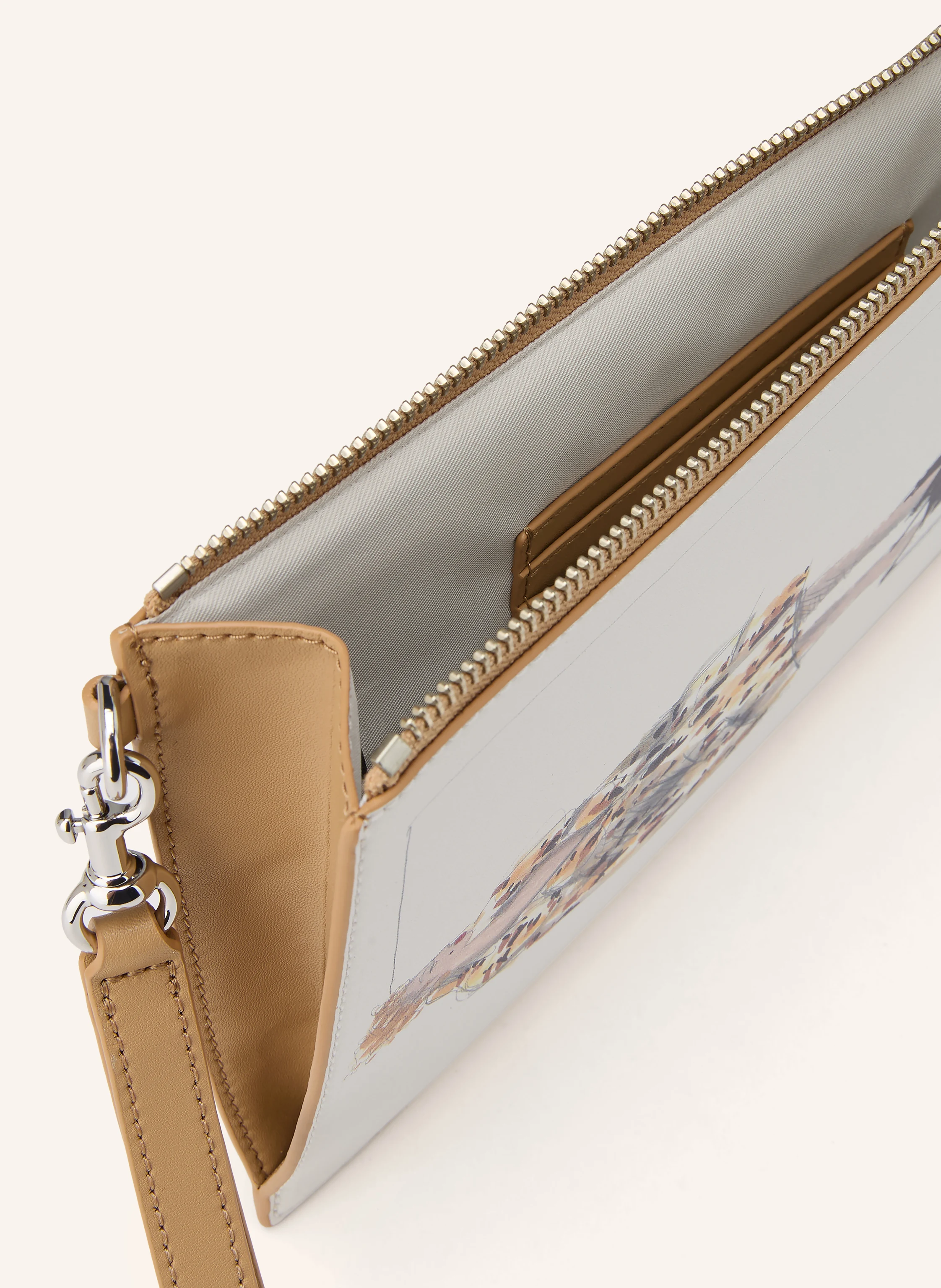 MARC JACOBS Pouch THE RUNWAY ILLUSTRATION WRISTLET: KAMEL / SILVER / VIT