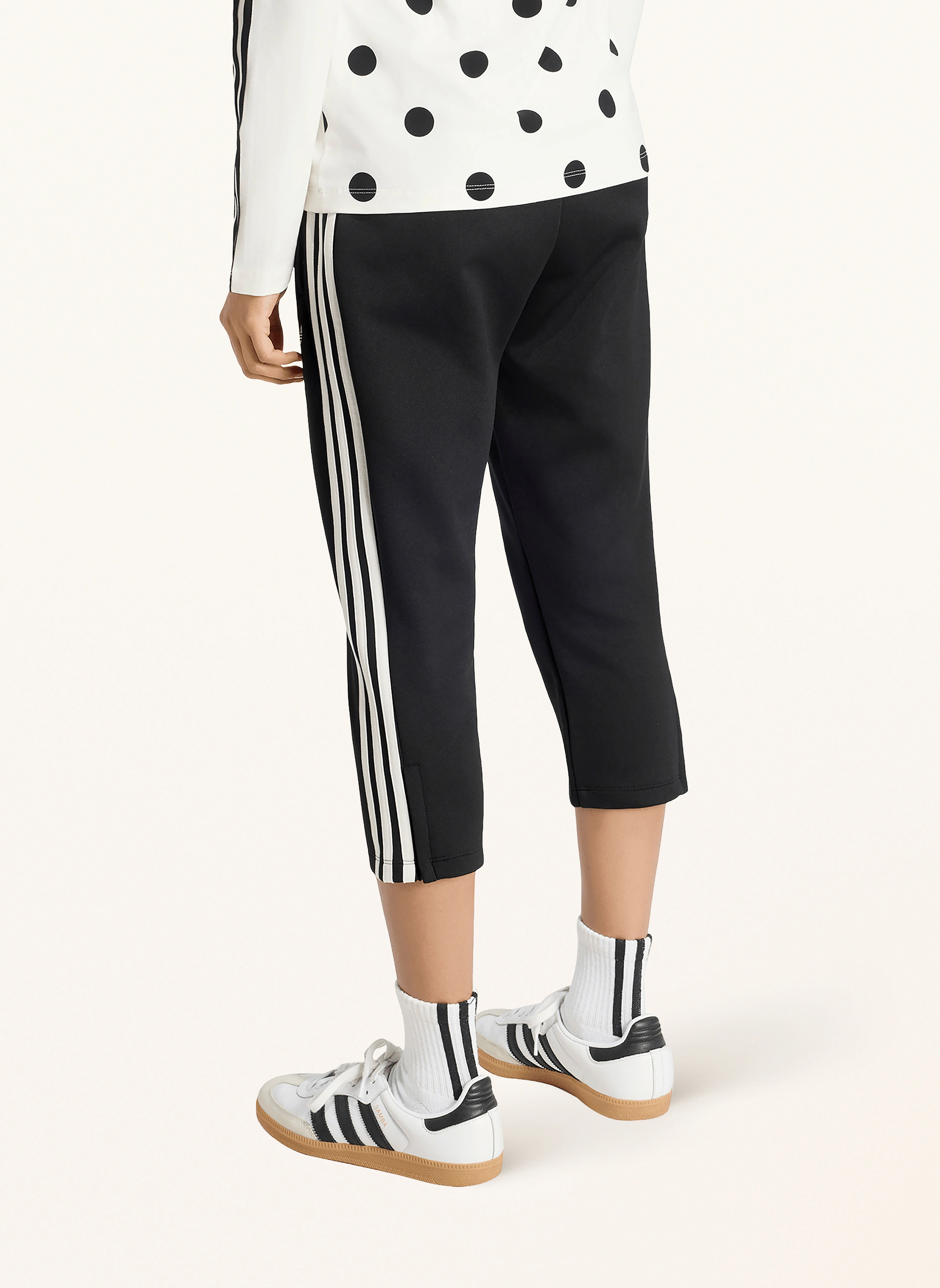 adidas Originals Spodnie dresowe 3/4 SUPERSTAR z paskami kolor czarny /  biay