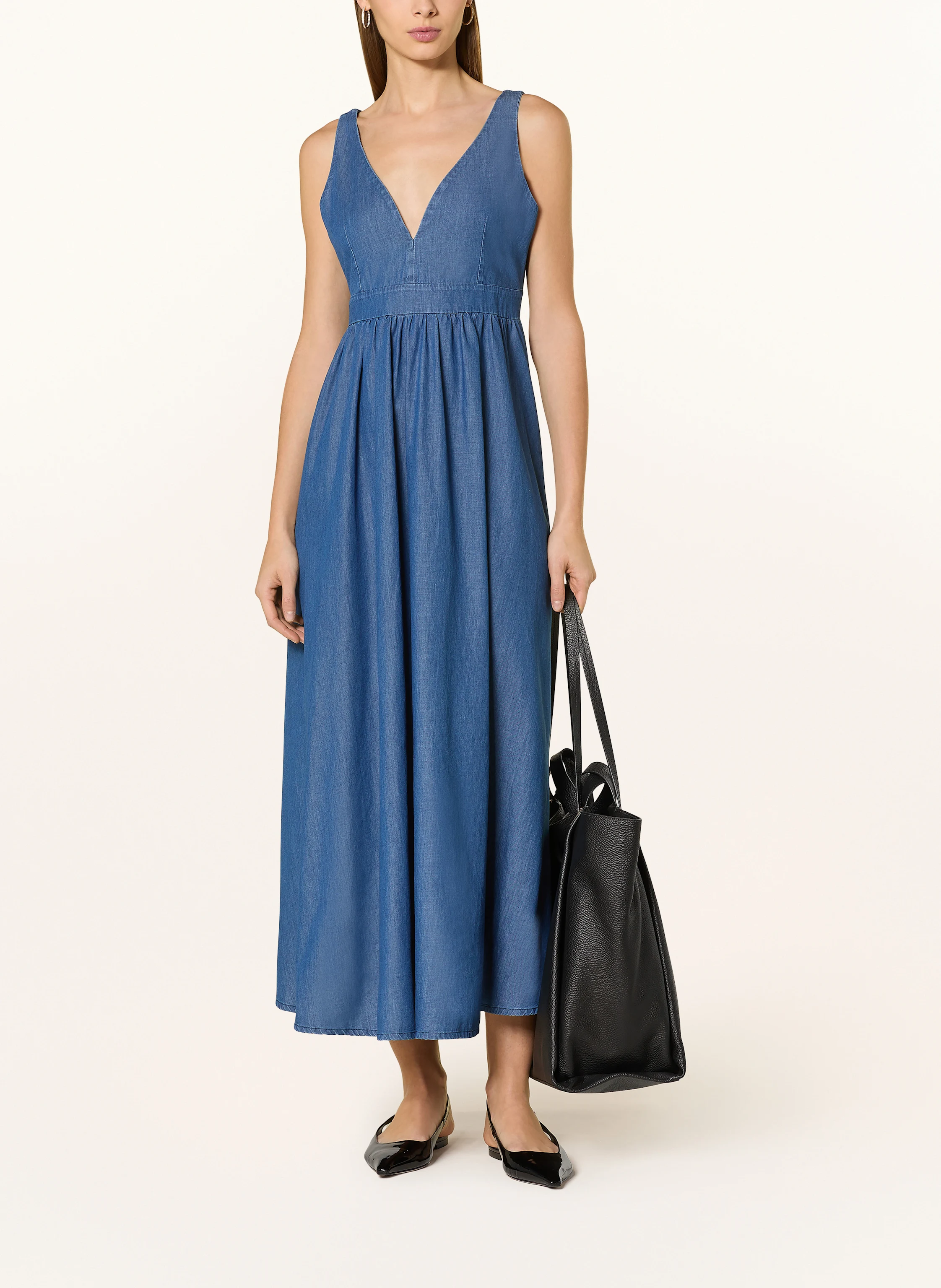 designer cocktail dress Midi-Length Black by La Femme Black / 6 No Cushion Pair it with nude Dress Denim - Indigo Color:Deep Green Multi