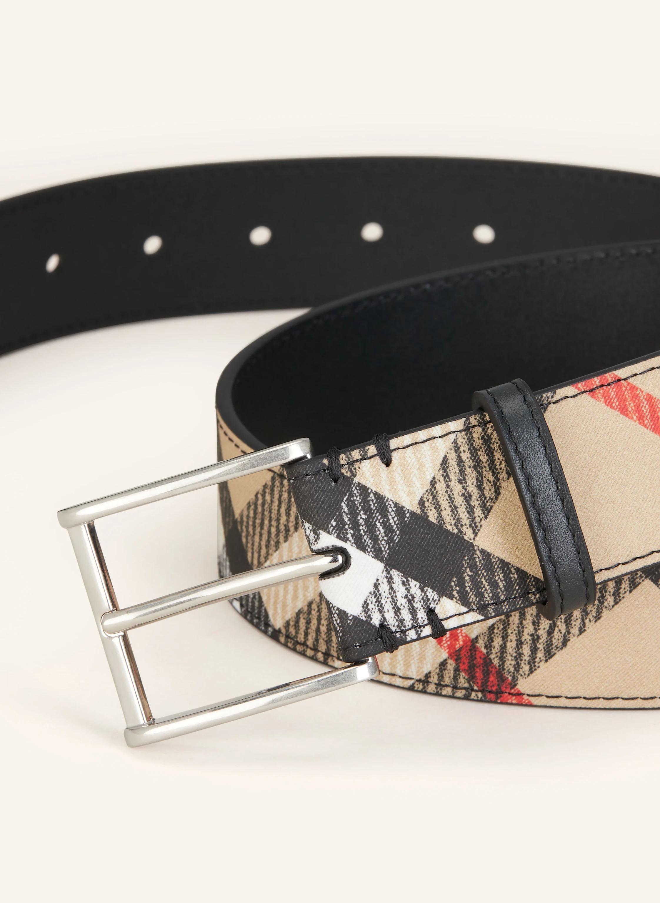 Burberry ORGANIC SHIELD BELT in Black and Silver BURBERRY Leather belt SHIELD in beige / black / red main image 3