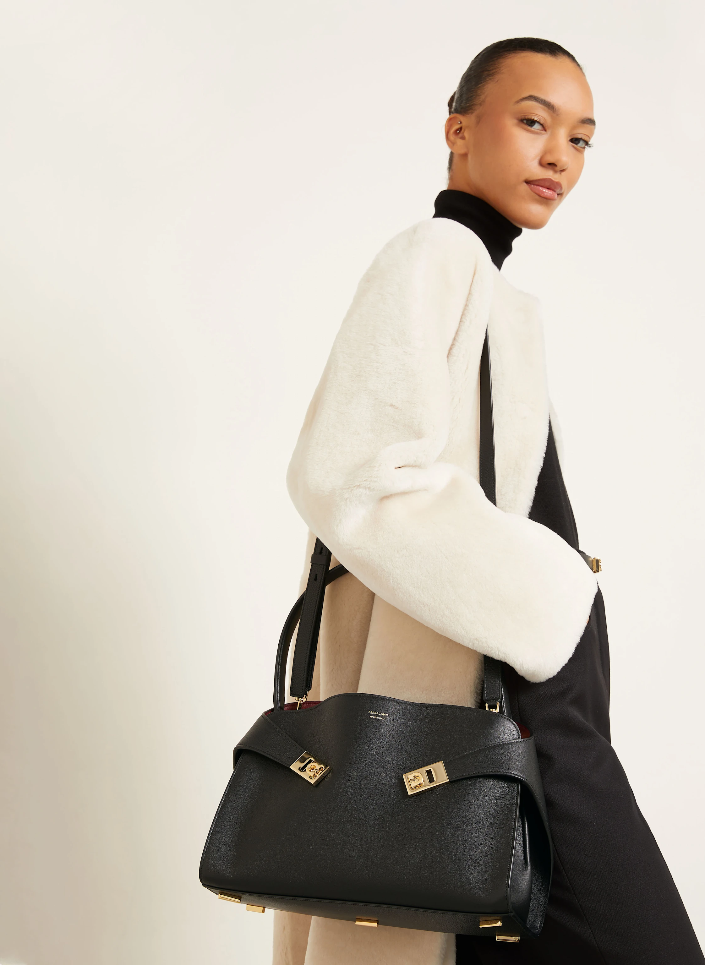 FERRAGAMO Håndtaske HUG: SORT