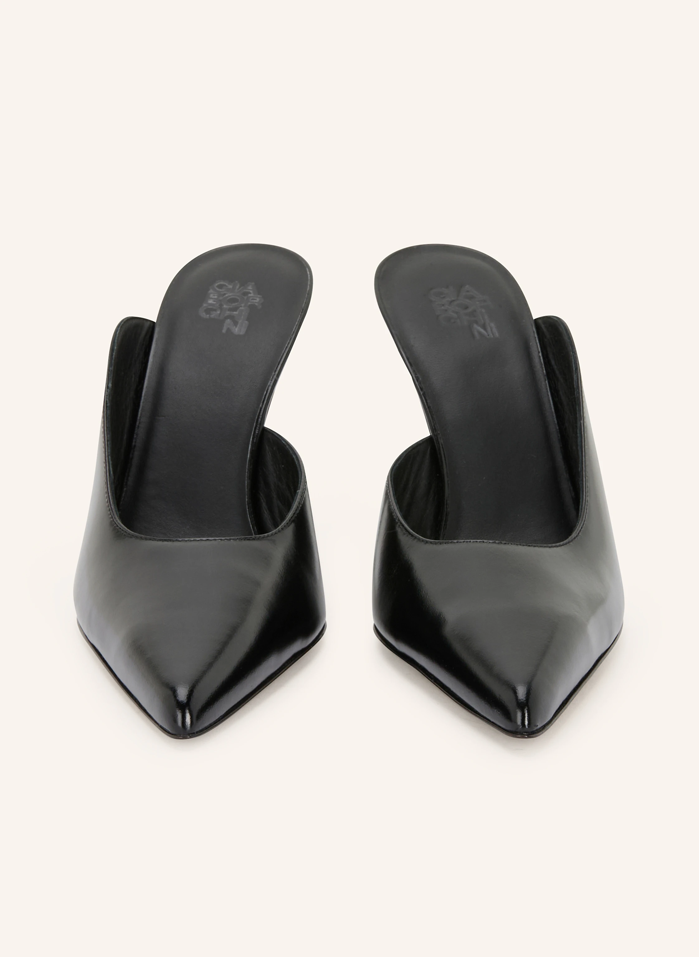 【GIA BORGHINI】ABELLAミュール GIA BORGHINI x REVOLVE Abella Mule in Silver Metallic | REVOLVE