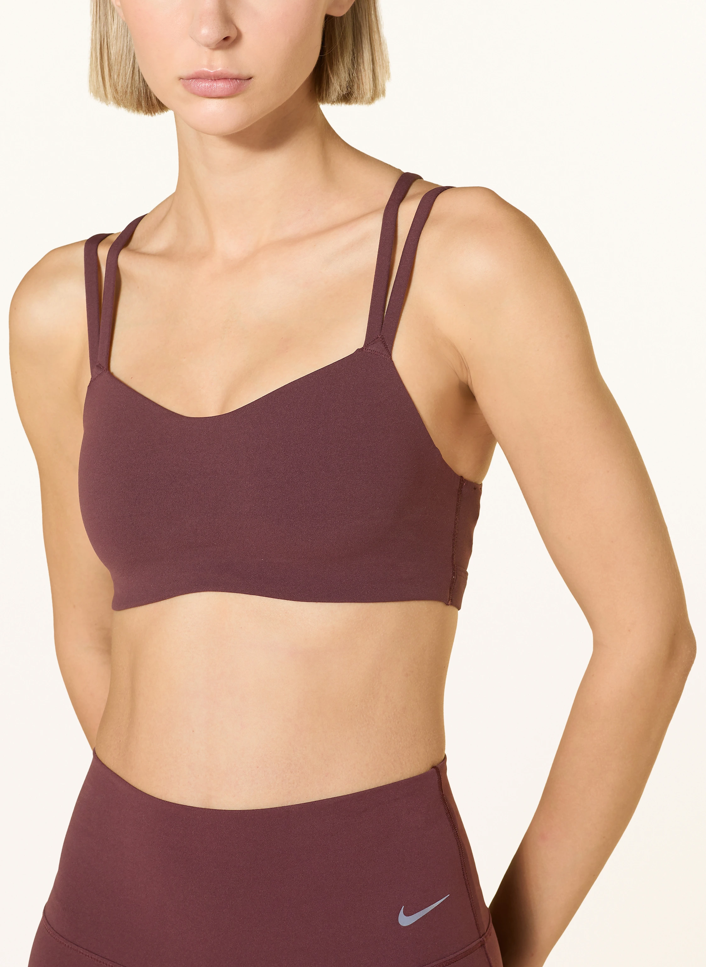 Nike Sport-BH ZENVY STRAPPY: MÖRKRÖD