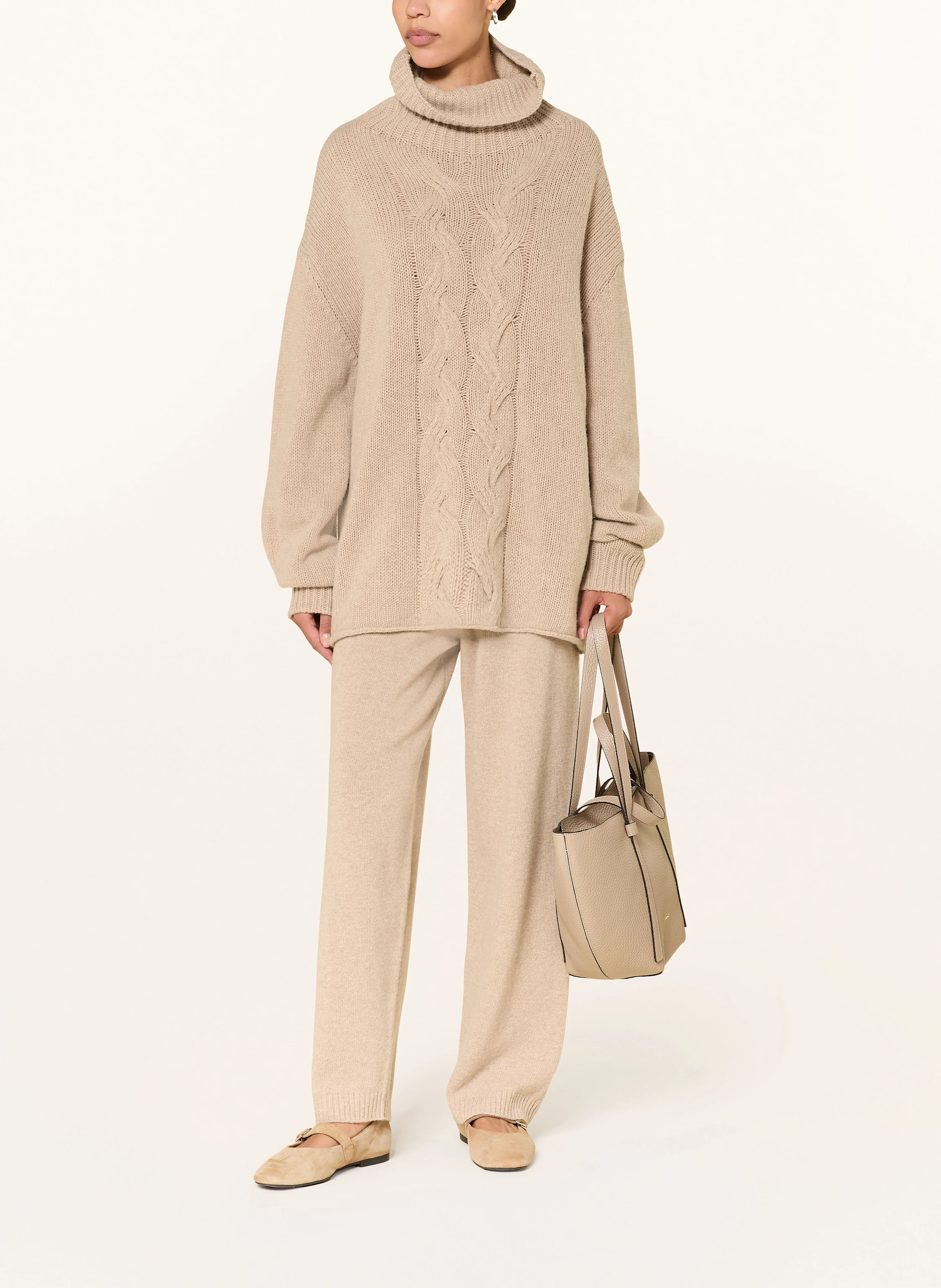 by Aylin Koenig Oversized turtleneck sweater RALFI: CAMEL