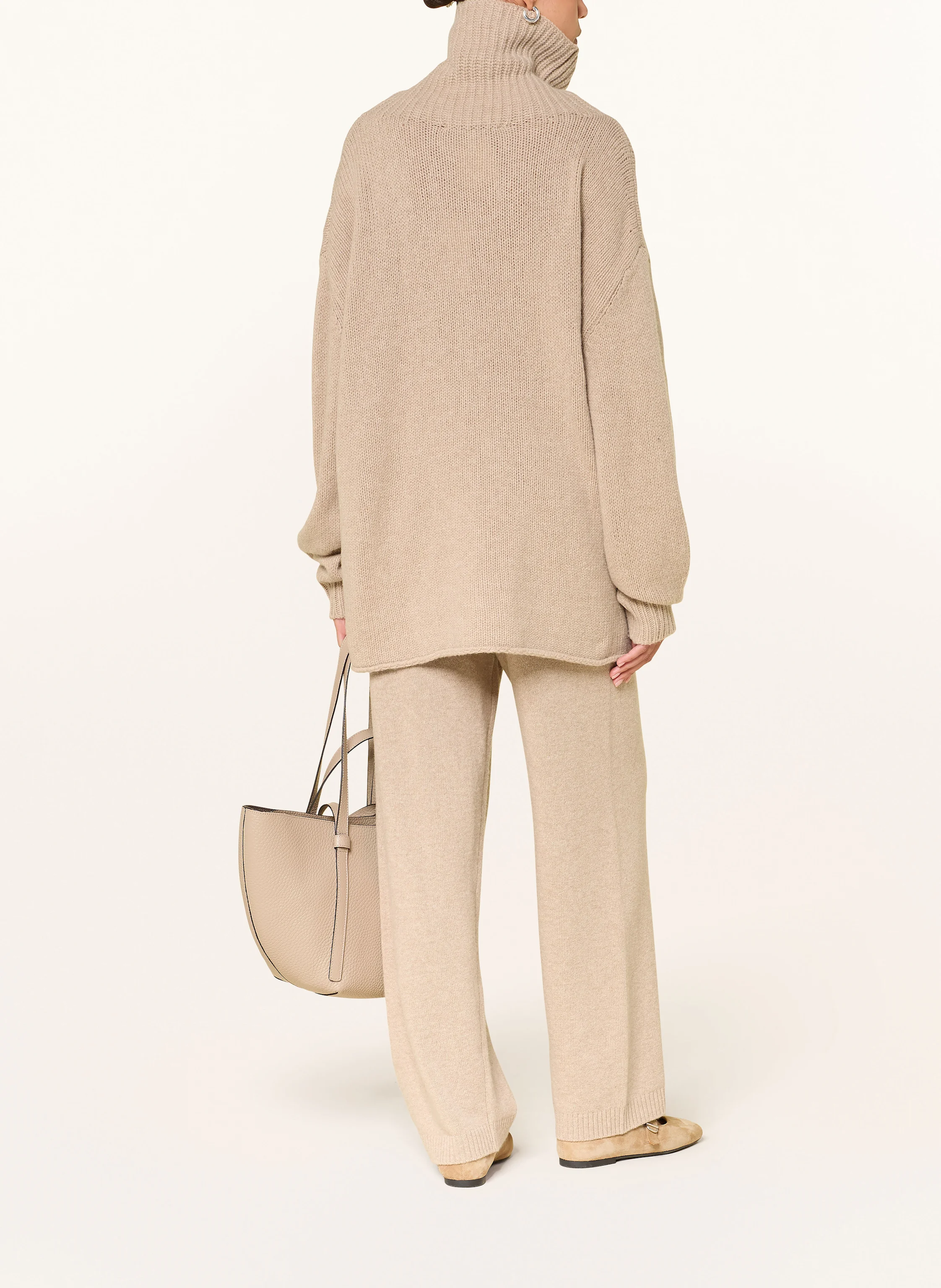 by Aylin Koenig Oversized turtleneck sweater RALFI: CAMEL
