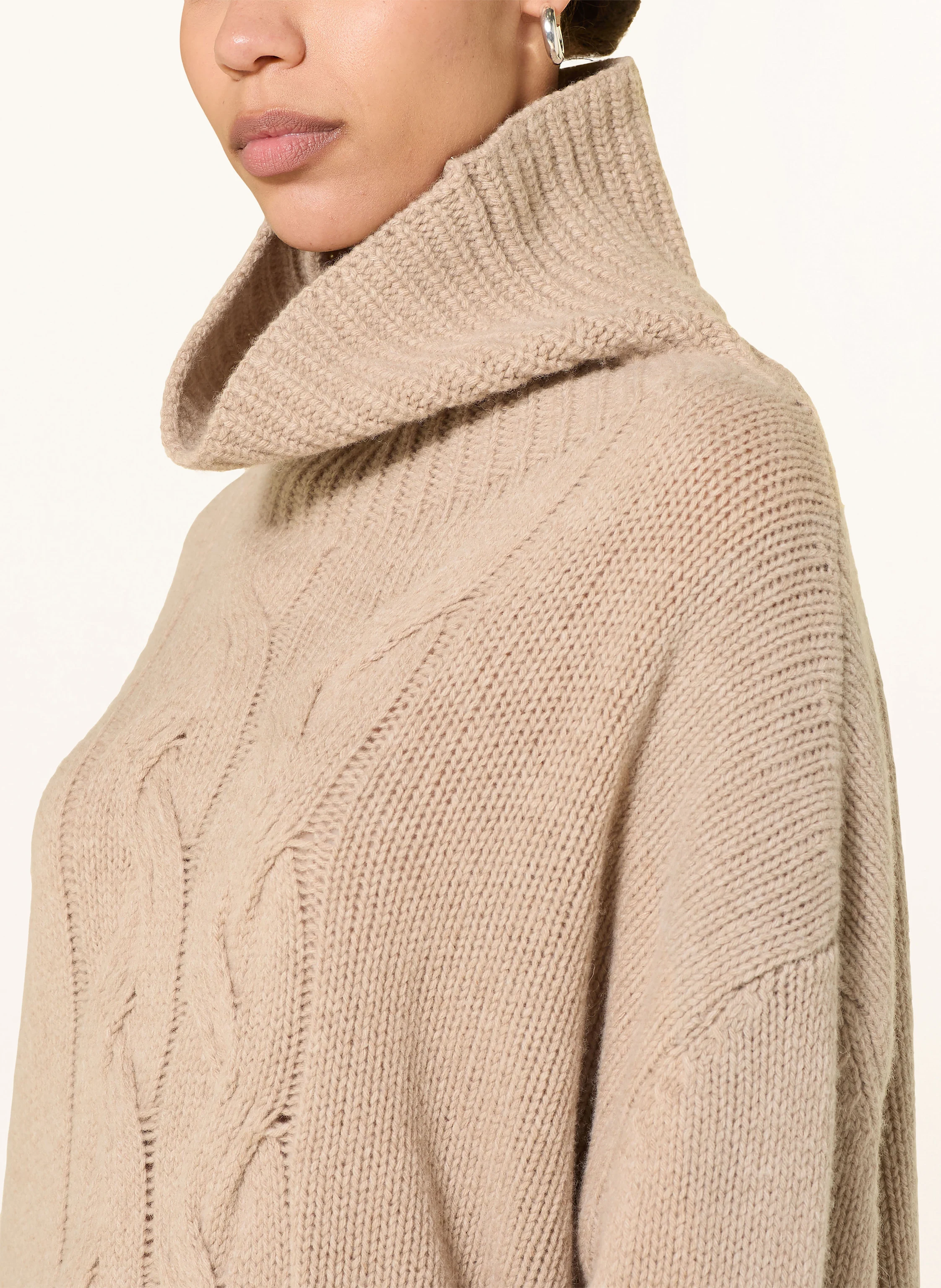 by Aylin Koenig Oversized turtleneck sweater RALFI: CAMEL
