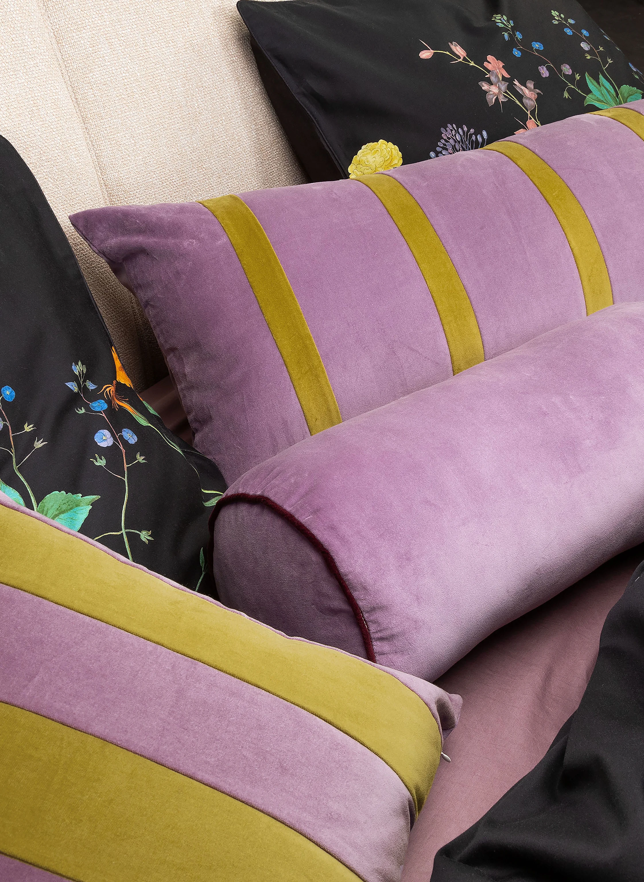 ESSENZA Decorative cushion NINO: LIGHT PURPLE / OLIVE