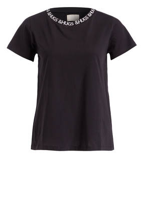 Mrs & HUGS T-Shirt