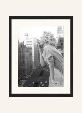 Liv Corday Wandbild MARILYN IM 'AMBASSADOR HOTEL' IN NEW YORK mit Rahmen