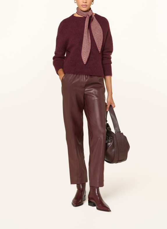 OPUS Pantalon MYHA EDGY aspect cuir ROUGE FONCÉ