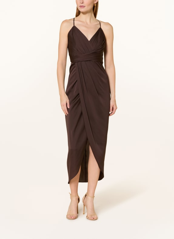 V by Vera Mont Saténové koktejlové šaty TMAVĚ HNĚDÁ