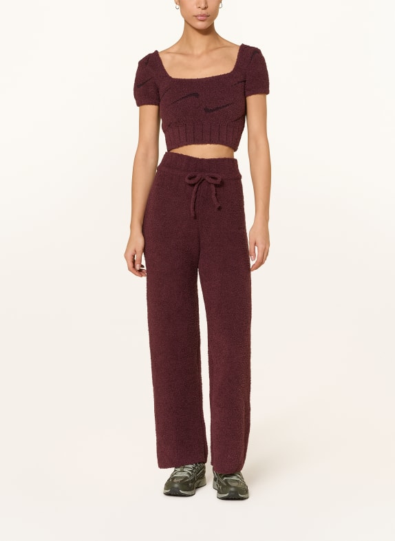 Nike Gebreide broek SPORTSWEAR PHOENIX COZY BOUCLÉ DONKERROOD