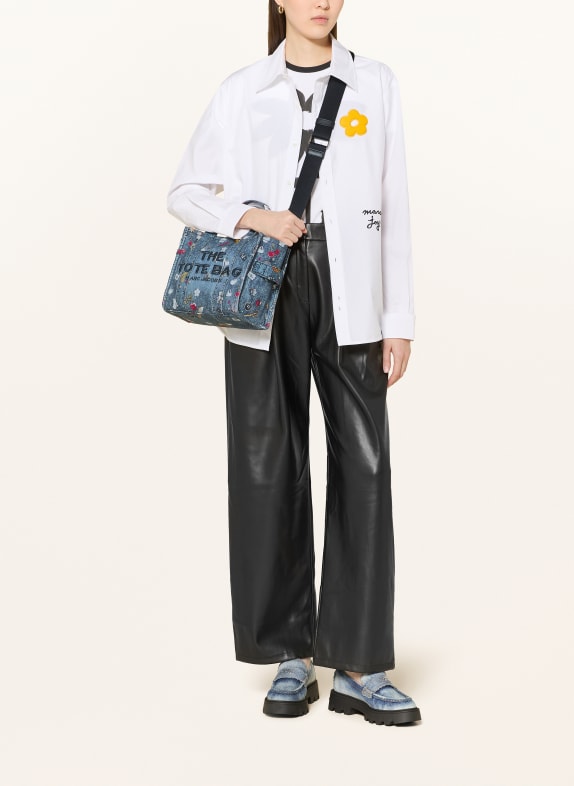 MARC JACOBS Umhängetasche THE TROMPE L
OEIL TRINKET CANVAS SMALL TOTE BAG BLAU / WEISS