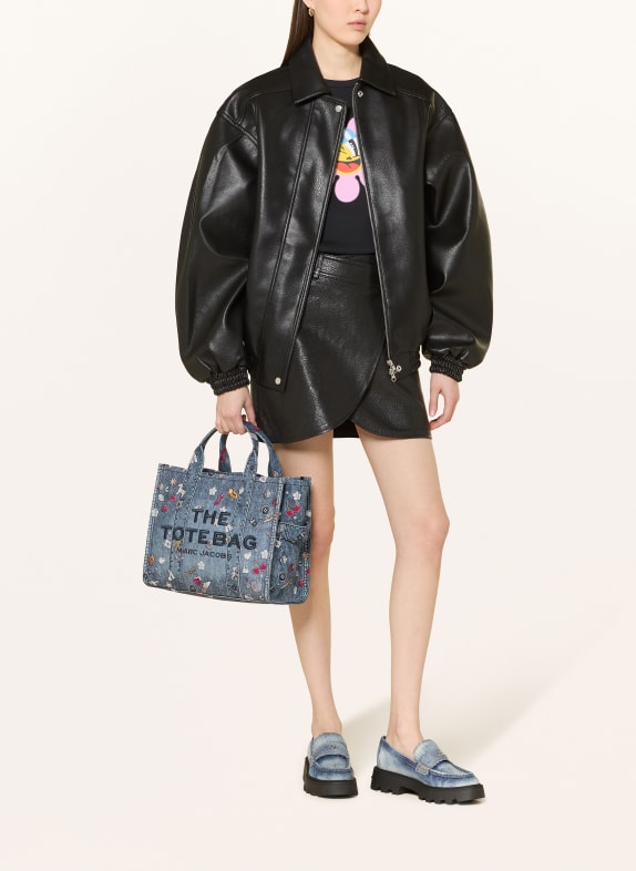 MARC JACOBS Umhängetasche THE TROMPE L
OEIL TRINKET CANVAS MEDIUM TOTE BAG BLAU / ROT / WEISS