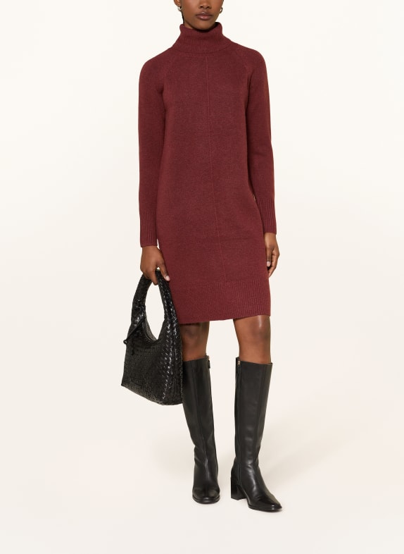 HOBBS Pletené šaty NESSA TMAVĚ ČERVENÁ