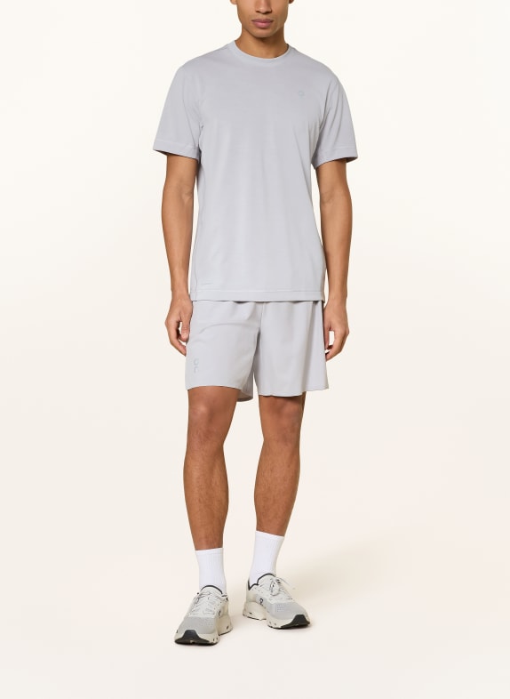 On 2-in-1 trainingsshort TRAIN LICHTGRIJS
