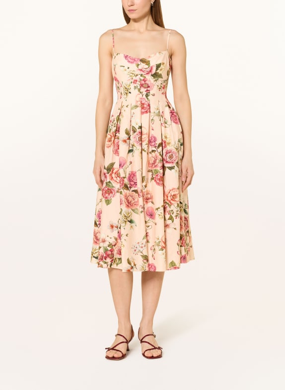 GUESS Šaty BRIA BARVA RŮŽOVÉHO ZLATA / TMAVĚ ČERVENÁ / TMAVĚ ZELENÁ