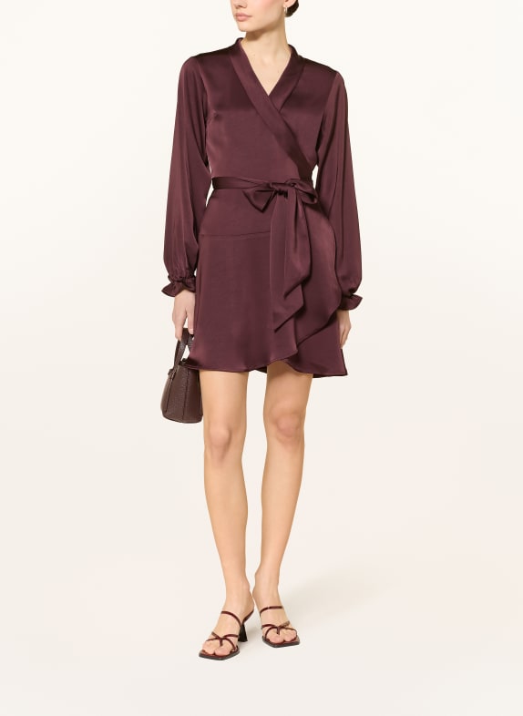 NEO NOIR Wikkeljurk COLBIE van satijn DONKERPAARS