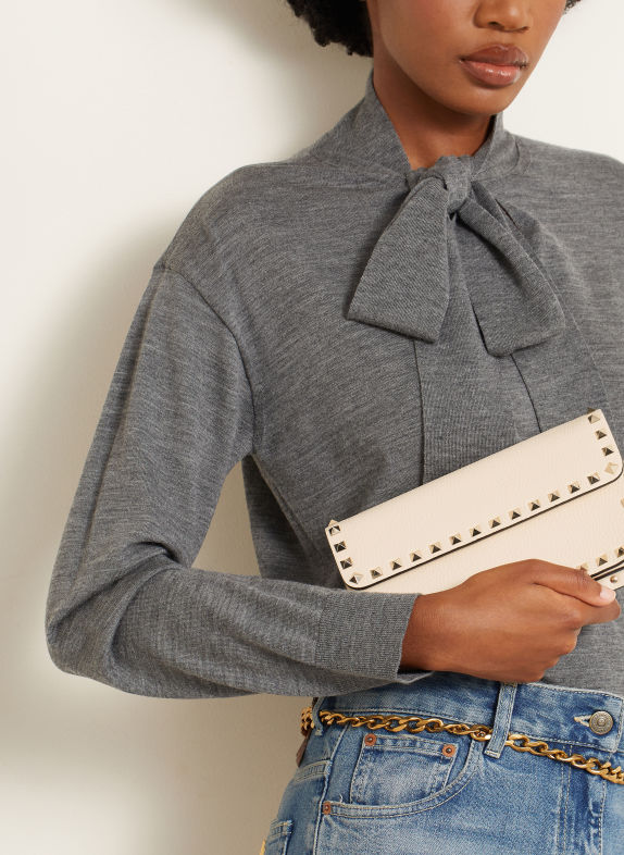 VALENTINO GARAVANI Portefeuille ROCKSTUD à bandoulière CRÈME