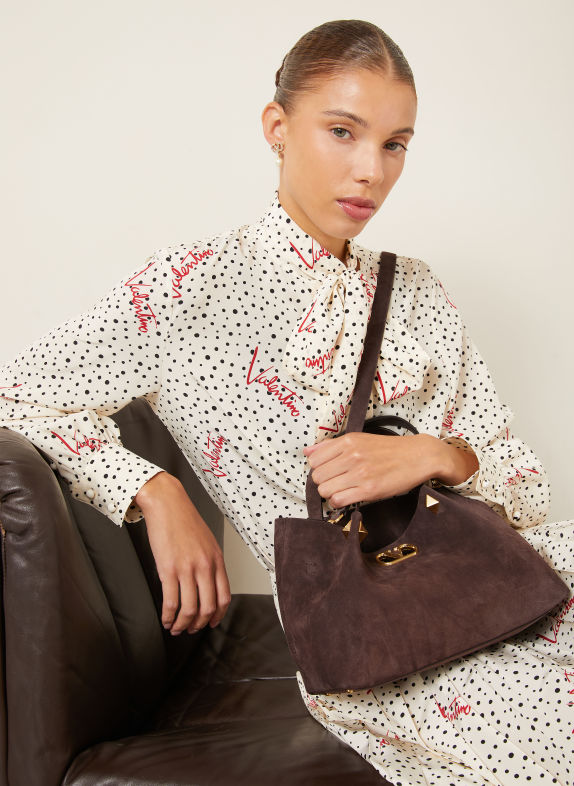 VALENTINO GARAVANI Torebka VLOGO SIGNATURE SMALL z nitami SZAROBRĄZOWY / ZŁOTY