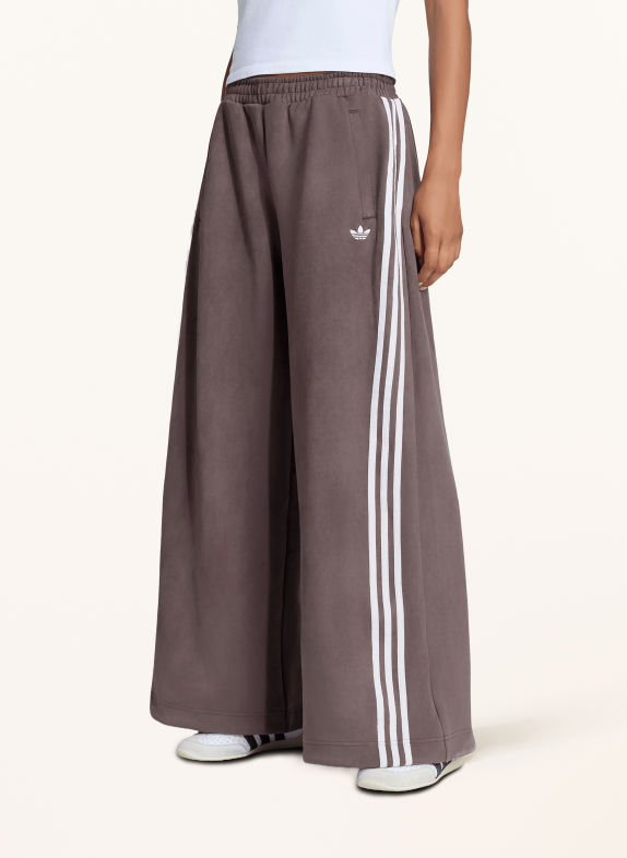 adidas Originals Track Pants ADILENIUM SEASON 6 FAUX SUEDE DUNKELBRAUN / WEISS
