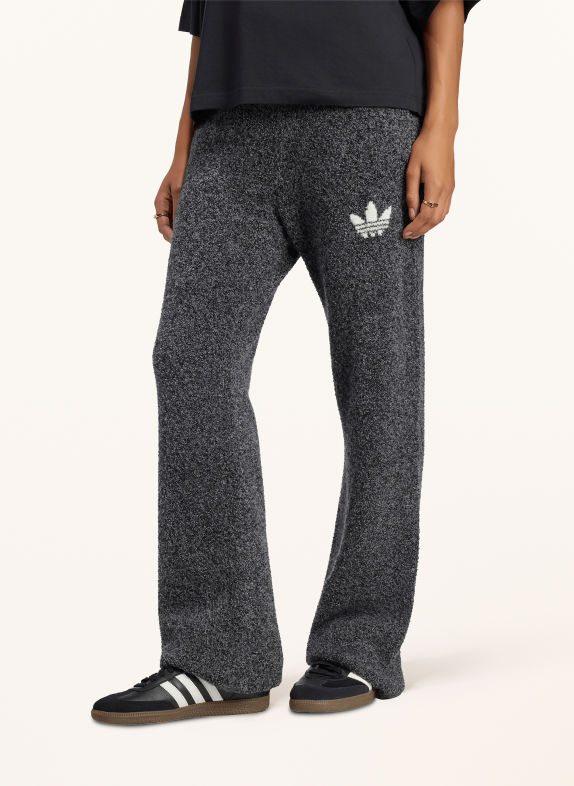 adidas Originals Spodnie treningowe ESSENTIALS z tkaniny bouclé CZARNY / CZIEMNOSZARY
