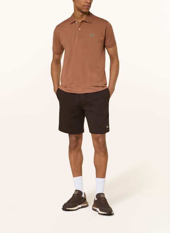 LACOSTE Šortky z mikinové látky TMAVĚ HNĚDÁ