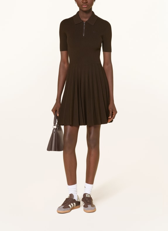 LACOSTE Pletené šaty s plisováním TMAVĚ HNĚDÁ