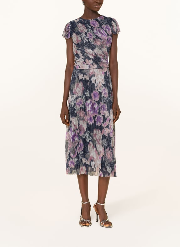 SWING Koktejlové šaty s plisováním a třpytivou nití TMAVĚ MODRÁ / STARORŮŽOVÁ / FIALOVÁ