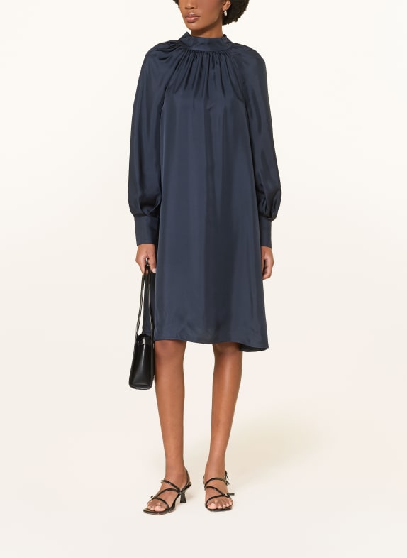 Alcidia da Veiga hedvábné šaty TMAVĚ MODRÁ