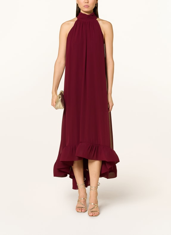 APART Večerní šaty s volány TMAVĚ ČERVENÁ