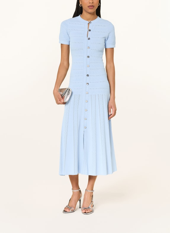SANDRO sukienka z dzianiny JASNONIEBIESKI