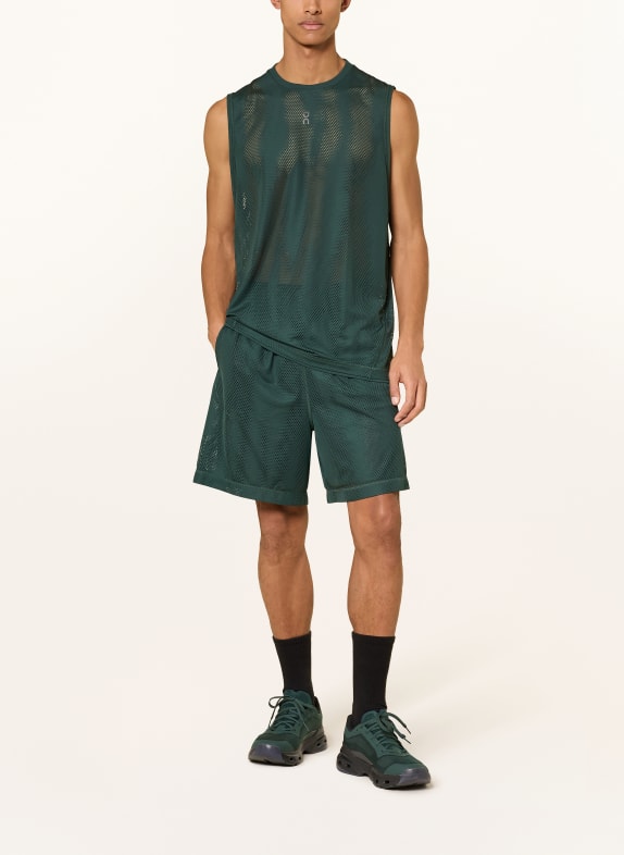 On 2-in-1 trainingsshort TRAIN VOLT DONKERGROEN