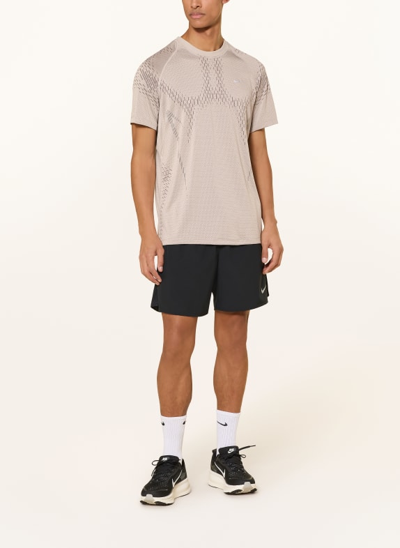Nike Hardloopshirt STRIDE PLUS TAUPE / BRUIN